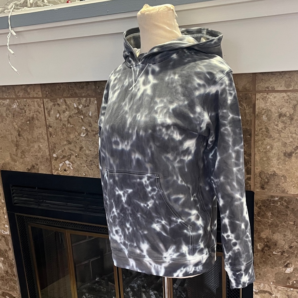 Lululemon Gray and White Tye-dyed Pullover Sweater. Size 6